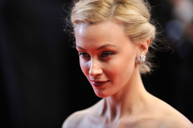 Обои картинки фото девушки, sarah gadon, актриса, сара, гэдон, взгляд, серьги, блондинка