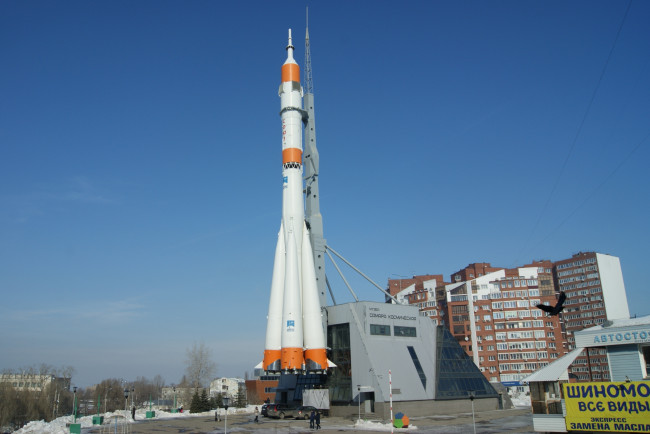 Обои картинки фото самара,  космический музей, города, - памятники,  скульптуры,  арт-объекты, ракета, небо, здания, деревья