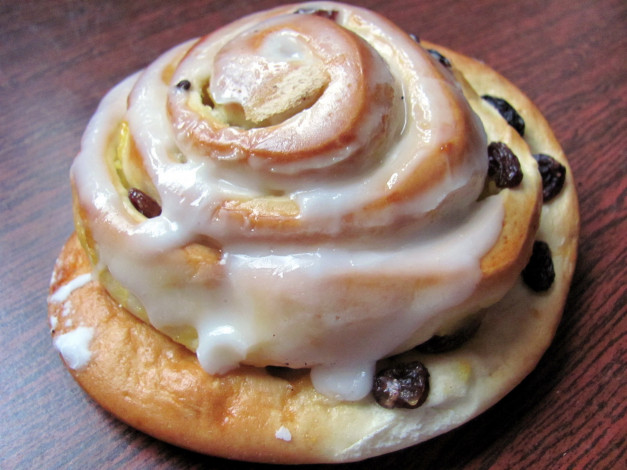 Обои картинки фото еда, хлеб,  выпечка, булочка, изюм