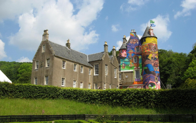 Обои картинки фото города, - дворцы,  замки,  крепости, замок, граффитти, изгородь, парк, небо