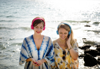 Картинка музыка -другое водоем наушники двое девушка