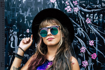 Картинка календари девушки лицо очки шляпа