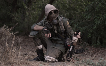 Картинка оружие армия спецназ мужчина форма противогаз капюшон автомат