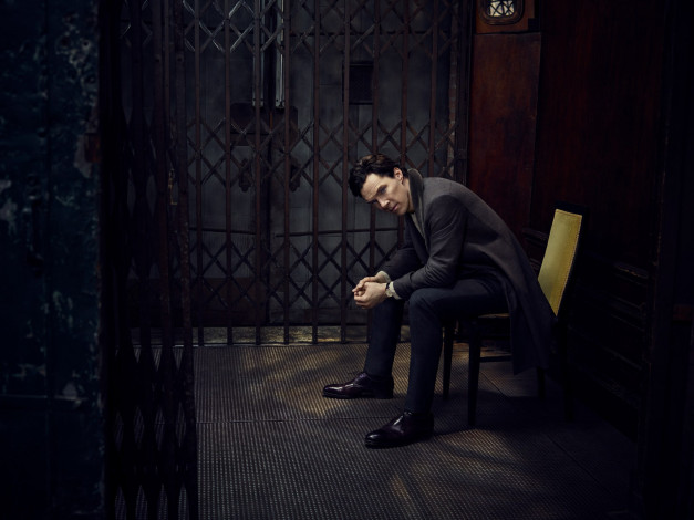 Обои картинки фото мужчины, benedict cumberbatch, стул, бенедикт, камбербэтч, jason, bell, фотосессия, решётка, vanity, fair, benedict, cumberbatch