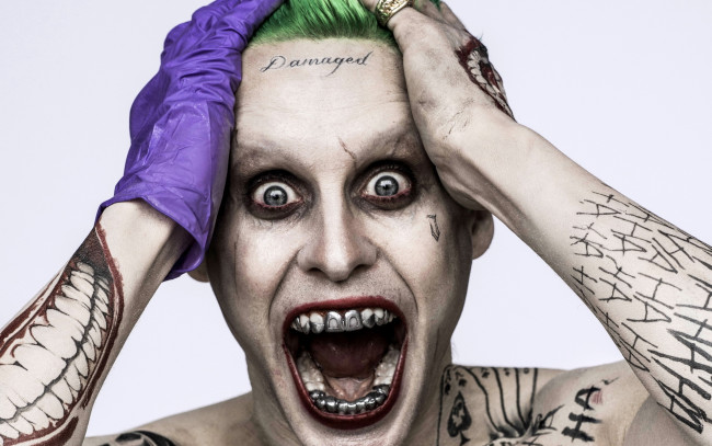 Обои картинки фото кино фильмы, suicide squad, перчатка, тату, зубы, joker, jared, leto, suicide, squad, отряд, самоубийц, ужас, крик, джаред, лето