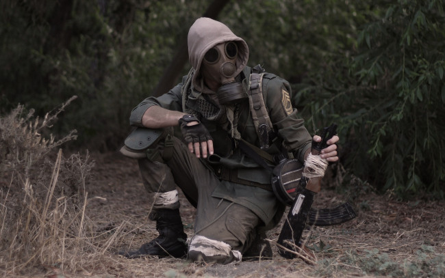 Обои картинки фото оружие, армия, спецназ, мужчина, форма, противогаз, капюшон, автомат