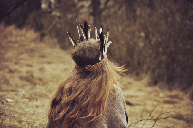 Обои картинки фото девушки, -unsort , блондинки,  светловолосые, перья, блондинка, волосы