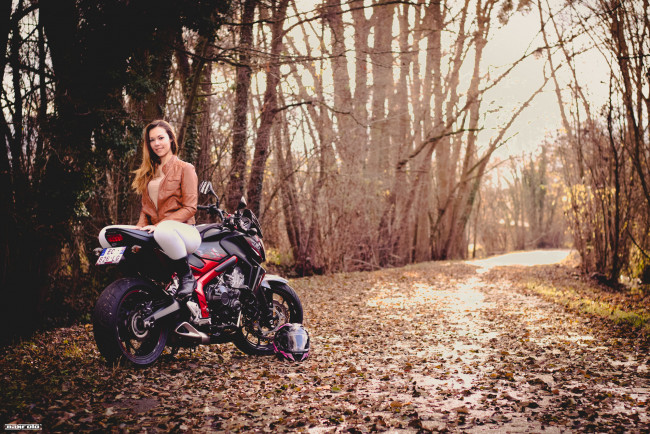 Обои картинки фото мотоциклы, мото с девушкой, девушки