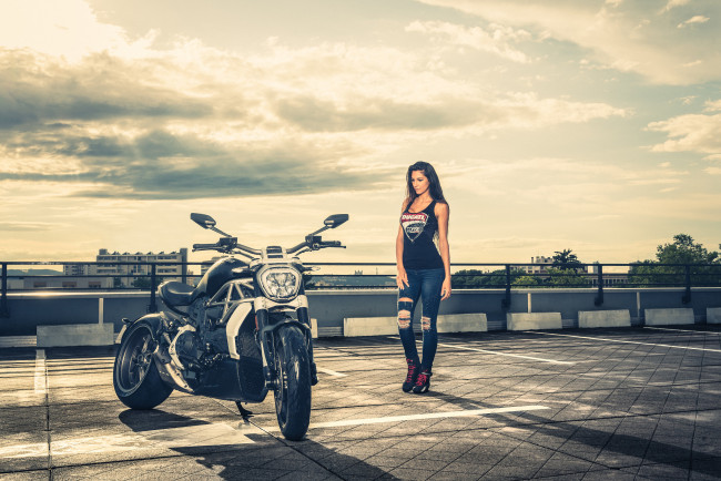 Обои картинки фото мотоциклы, мото с девушкой, девушки