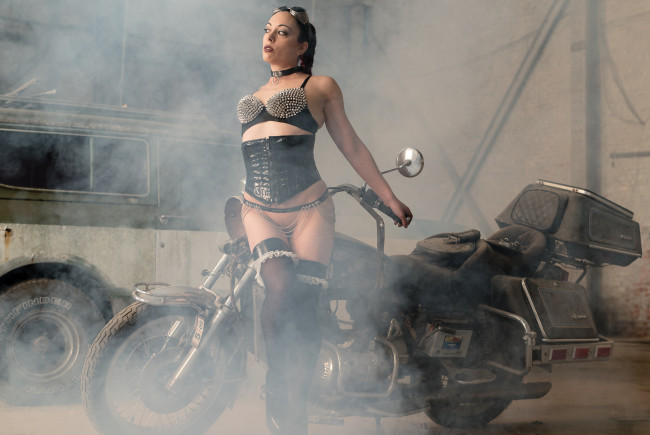 Обои картинки фото мотоциклы, мото с девушкой, девушки