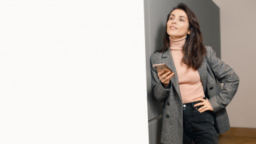 Картинка музыка сати+казанова певица шатенка свитер жакет джинсы телефон