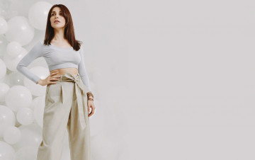 Картинка музыка сати+казанова певица шатенка топ брюки браслет шарики