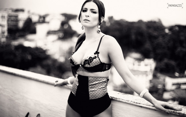 Обои картинки фото девушки, - черно-белые, kamilla, брюнетка, белье