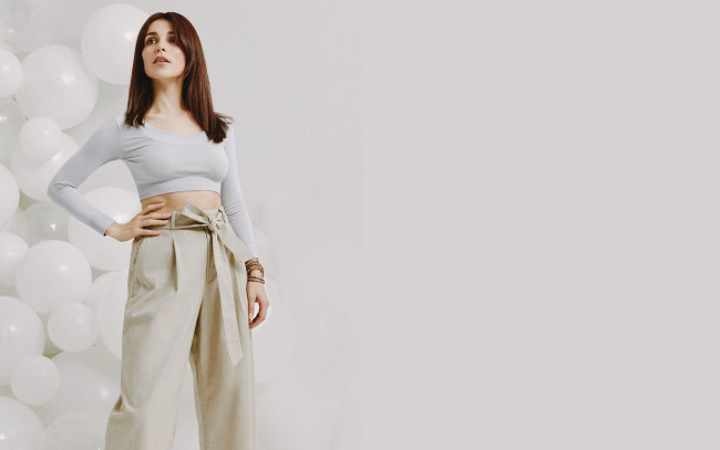 Обои картинки фото музыка, сати казанова, певица, шатенка, топ, брюки, браслет, шарики