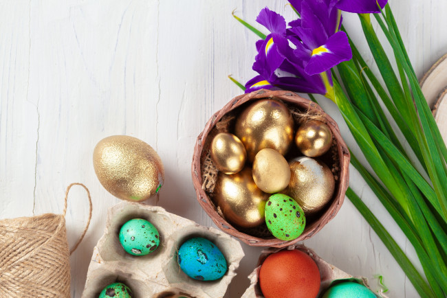 Обои картинки фото праздничные, пасха, праздник, яйца, цветы, ирисы