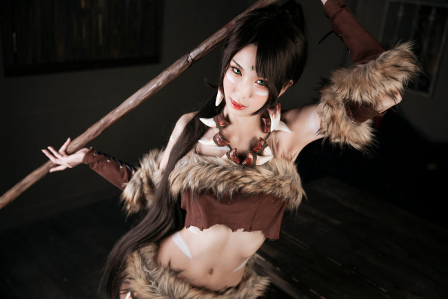 Обои картинки фото девушки, - креатив,  косплей, девушка, шест, костюм, ожерелье, bora