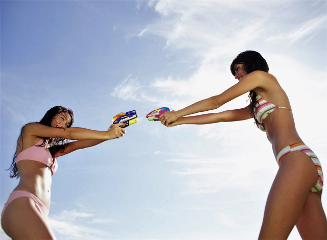 Обои картинки фото девушки, - брюнетки,  шатенки, брюнетки, купальники, пистолеты, игра, небо