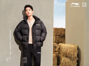 Картинка мужчины wang+yi+bo актер свитер джинсы сумка