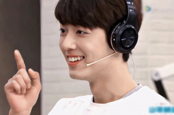 Картинка мужчины xiao+zhan актер пиджак микрофон лицо экран