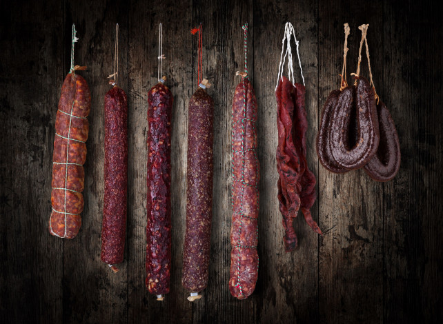 Обои картинки фото еда, колбасные изделия, копченая, колбаса, ассорти