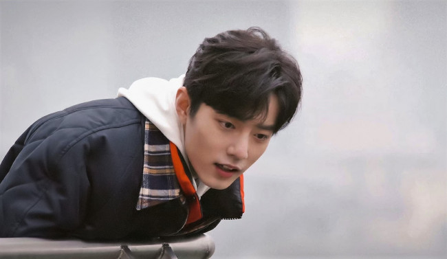 Обои картинки фото мужчины, xiao zhan, актер, куртка, перила