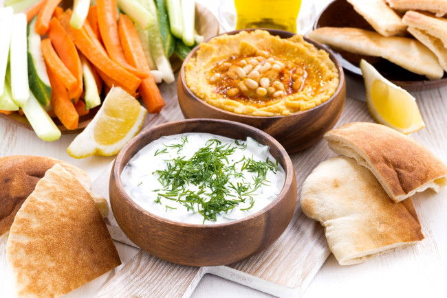 Обои картинки фото еда, первые блюда, овощи, холодник, фасолевый, суп, лепешка