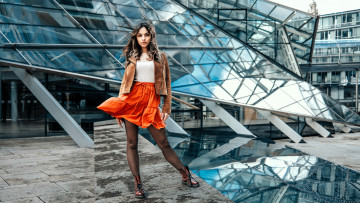 Картинка девушки -+брюнетки +шатенки шатенка куртка юбка ботинки здание