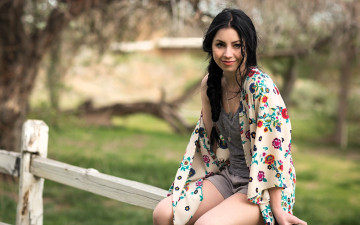 Картинка девушки -+брюнетки +шатенки брюнетка накидка шорты забор