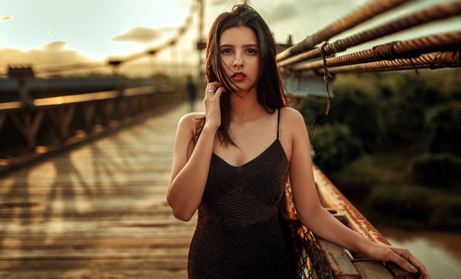 Обои картинки фото девушки, - брюнетки,  шатенки, шатенка, платье, мост