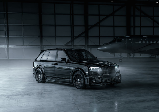 Обои картинки фото 2023 urban automotive,  rolls-royce cullinan, автомобили, rolls-royce, urban, automotive, rolls, royce, cullinan, чeрный, ангар, самолет