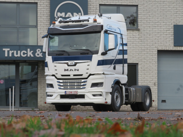 Обои картинки фото автомобили, man