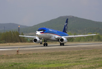 Картинка авиация пассажирские самолёты гражданская посадка лето sukhoisuperjet-100 ssj 100