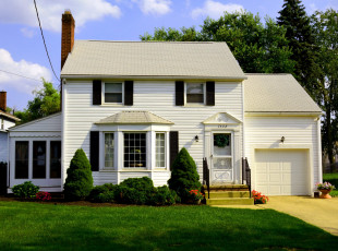 Картинка города -+здания +дома цветы вазоны лужайка