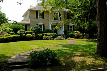 Картинка города -+здания +дома деревья дорожка флаг