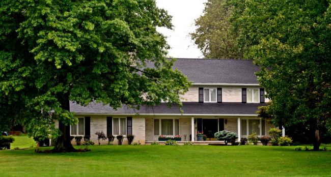 Обои картинки фото города, - здания,  дома, лужайка, кусты, деревья