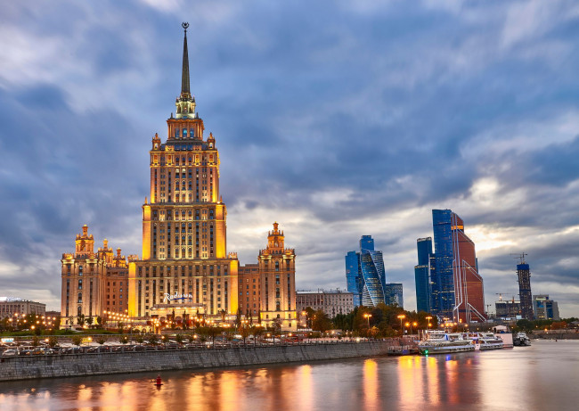 Обои картинки фото гостиница рэдиссон,  москва, города, москва , россия, вечер, москва, архитектура, подсветка, гостиница, рэдиссон
