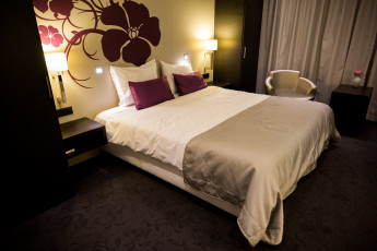 Картинка интерьер спальня кровать светильники