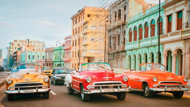 Обои картинки фото автомобили, классика, американская, в, гаване, куба