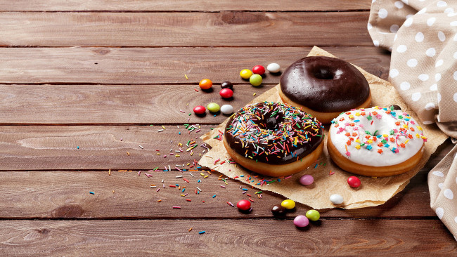 Обои картинки фото еда, хлеб,  выпечка, драже, пончики