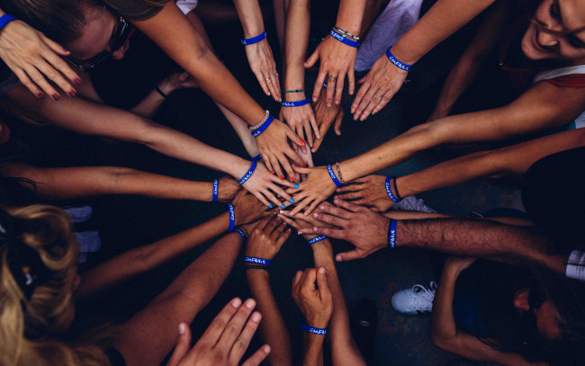 Обои картинки фото разное, руки,  ноги, жест