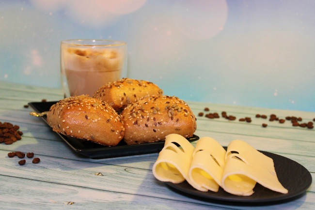 Обои картинки фото еда, разное, кофе, рулон, завтрак, кафе, кофеин