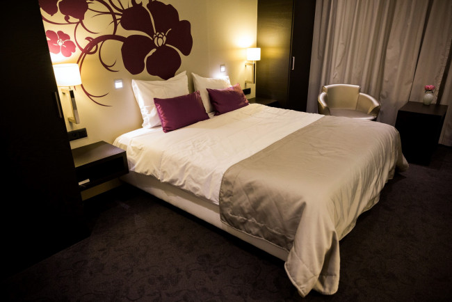 Обои картинки фото интерьер, спальня, кровать, светильники