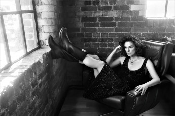 Картинка девушки keira+knightley актриса черно-белая платье сапоги кресло