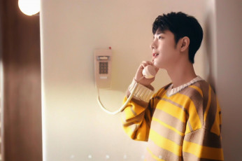 Картинка мужчины xiao+zhan актер свитер телефон стена