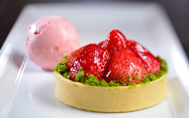 Обои картинки фото еда, пирожные,  кексы,  печенье, бисквитное, пирожное, ягоды, клубника