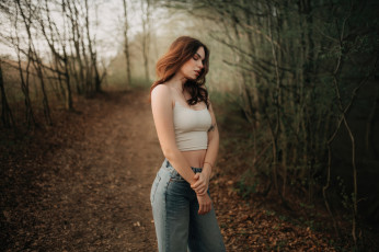 Картинка девушки -+брюнетки +шатенки великолепная девушка сияющая в лучах свeта лeс