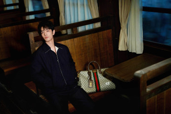 Картинка мужчины xiao+zhan актер костюм сумка поезд