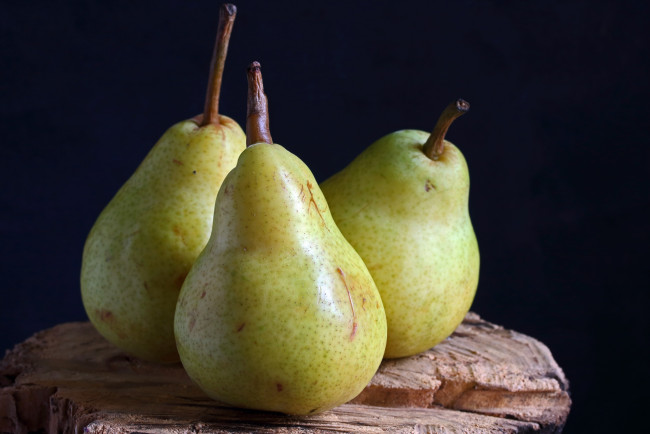Обои картинки фото еда, груши, спелые, трио