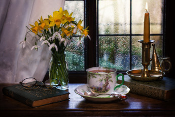 обоя еда, напитки,  чай, свеча, букет, чашка, чай, очки, книга