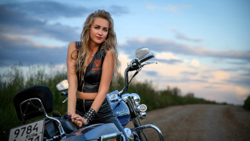 обоя мотоциклы, мото с девушкой, мотоцикл, блондинка, жилет, наручи, дорога